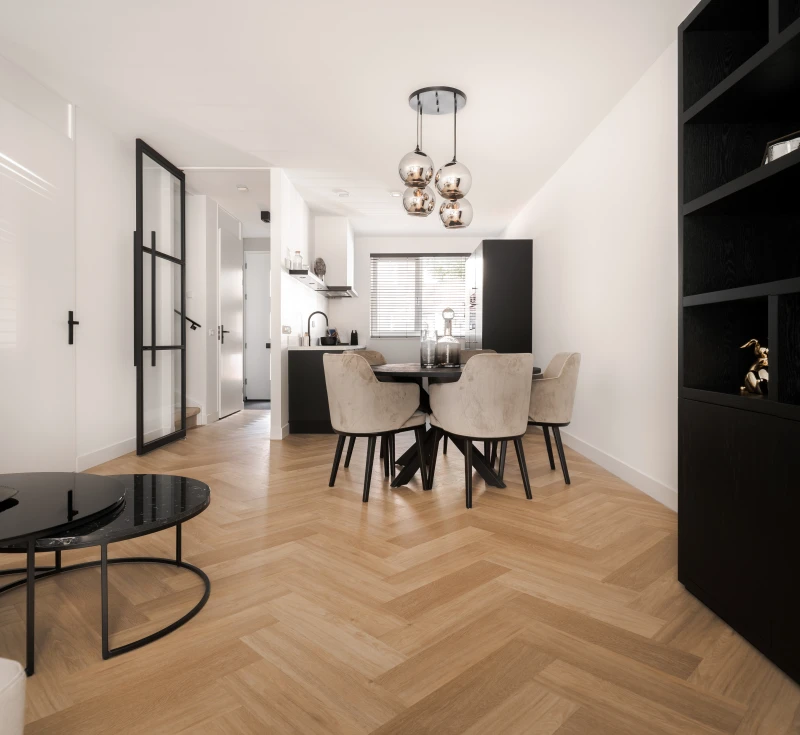 Therdex Herringbone Chevron 6041 variant visgraat plak pvc in woonkamer sfeerfoto