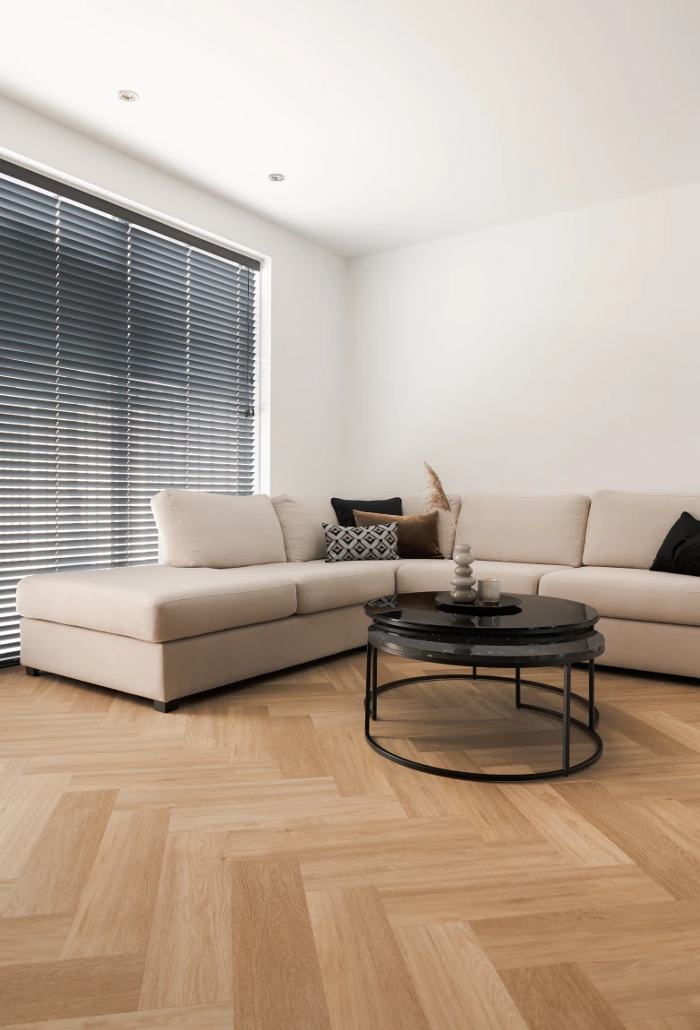 Therdex Herringbone Chevron 6041 Close-up van houtdessin variant visgraat plak pvc met natuurlijke tekening