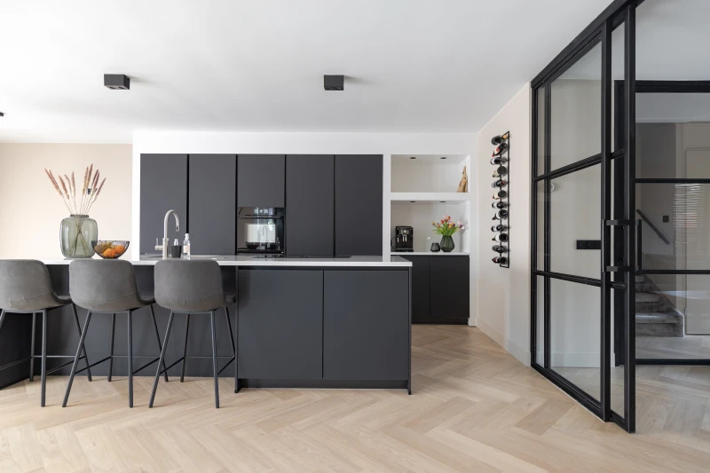 Sfeerbeeld in woonkamer met Therdex Herringbone Chevron 6042 plak PVC vloer