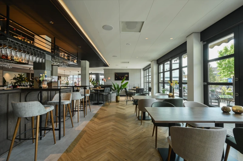 Therdex Herringbone Chevron 6043 variant visgraat plak pvc in woonkamer sfeerfoto