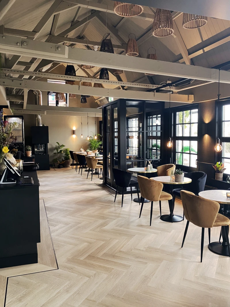 Therdex Herringbone Original 7011 visgraat plak pvc in woonkamer sfeerfoto