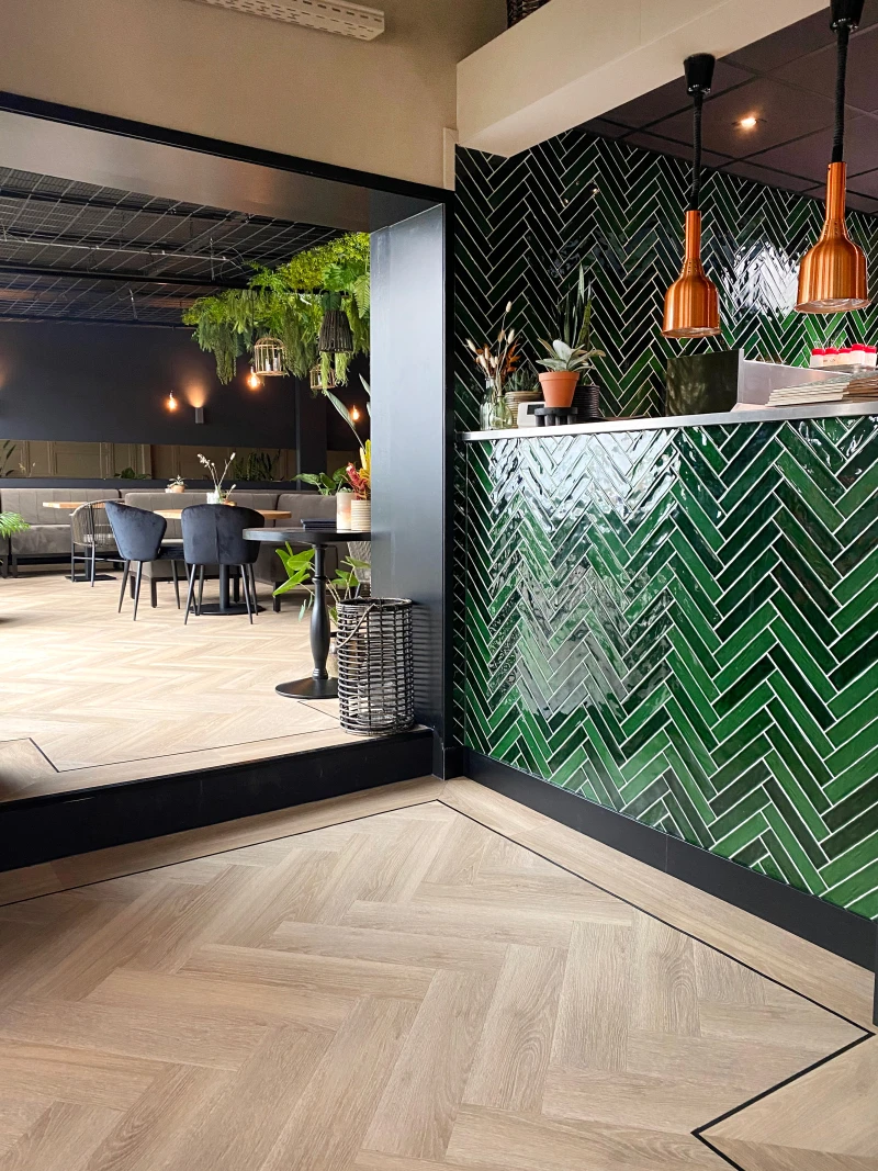 Kleurdetail van Therdex Herringbone Original 7011 plak PVC vloer – houtdessin close-up