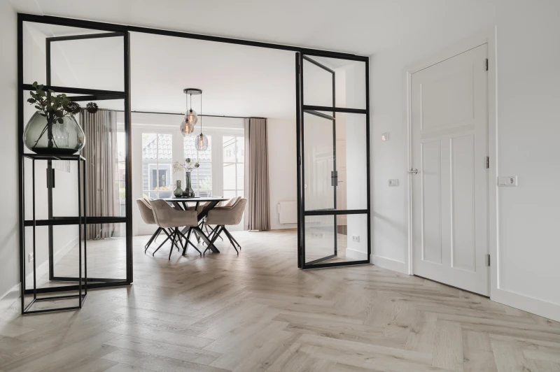 Sfeerbeeld in woonkamer met Therdex Herringbone Original 7544 plak PVC vloer