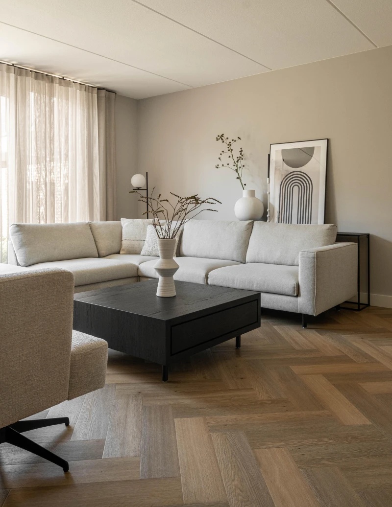 Sfeerbeeld in woonkamer met Therdex Herringbone Premium 7005 plak PVC vloer