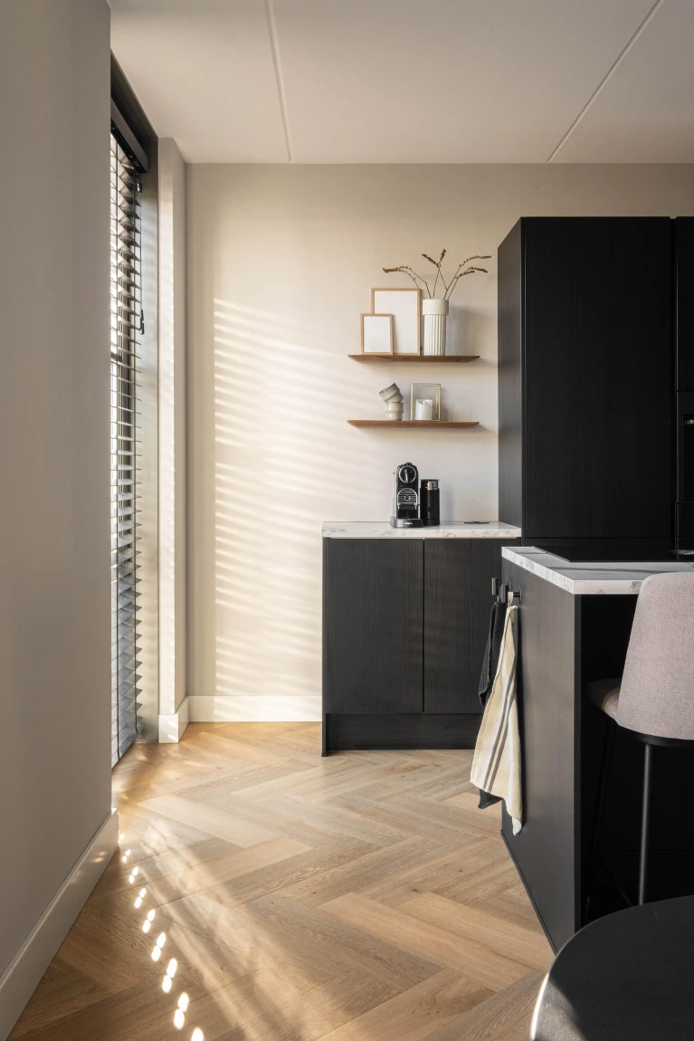 Therdex Herringbone Premium 7005 Close-up van houtdessin visgraat plak pvc met natuurlijke tekening