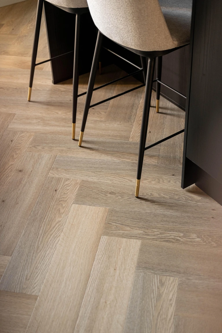 Therdex Herringbone Premium 7005 Close-up van houtdessin visgraat plak pvc met verfijnde afwerking