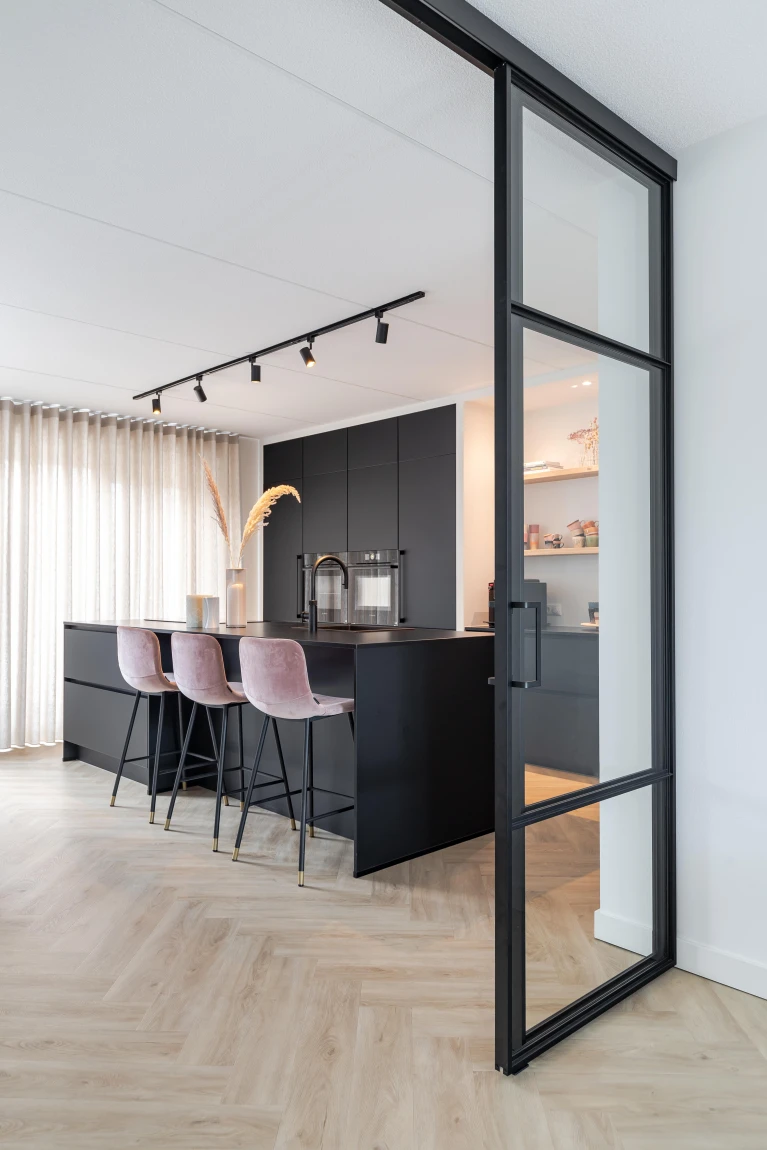 sfeerfoto Herringbone Rustique visgraat plak pvc in woonkamer SKU 7551