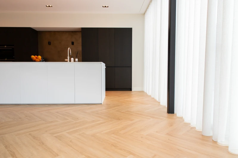 Sfeerbeeld in woonkamer met Therdex Herringbone Rustique 7554 plak PVC vloer