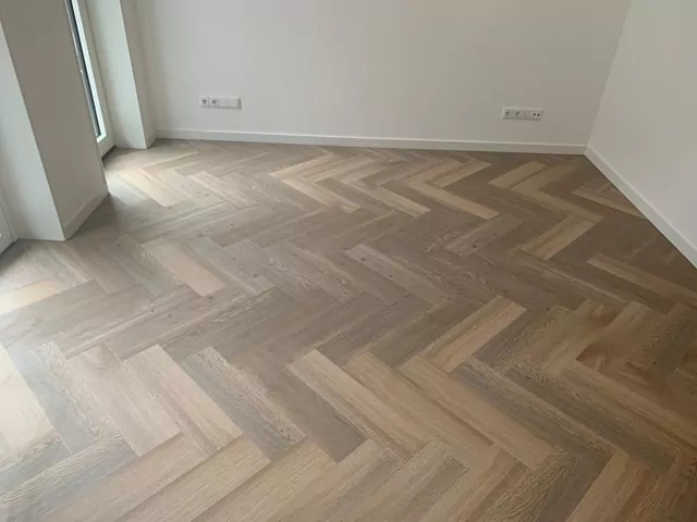 Sfeerbeeld in woonkamer met Therdex Herringbone Premium 7004 click PVC vloer