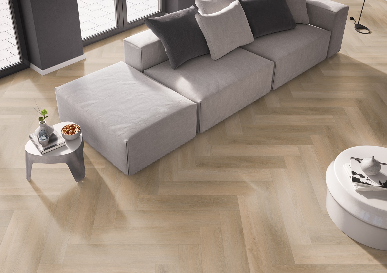 Sfeerbeeld in woonkamer met Belakos Attico Visgraat XL 81 click PVC vloer