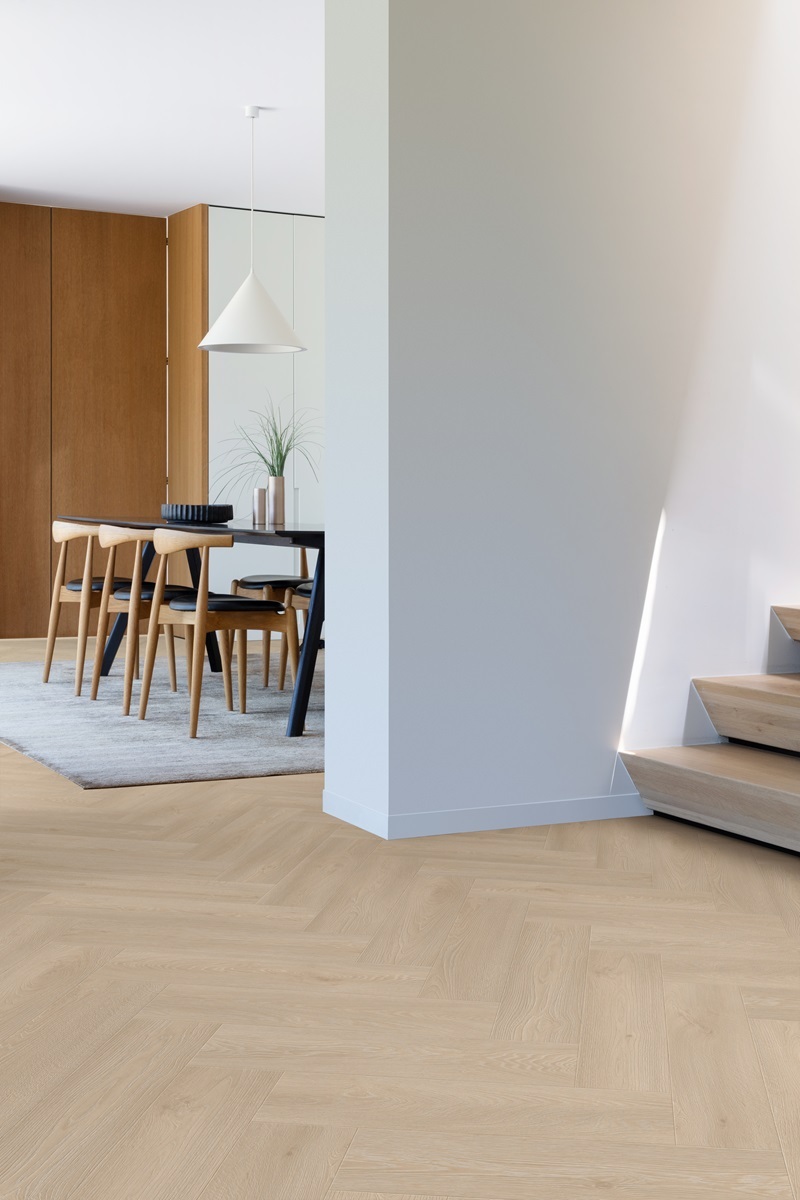 Moduleo Roots Visgraat Galtymore Oak 86221V  visgraat plak pvc in woonkamer sfeerfoto
