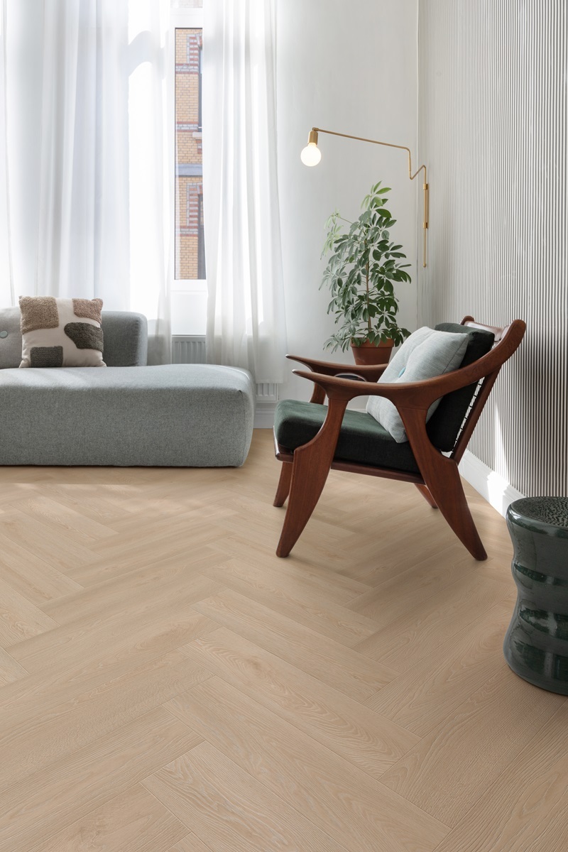 Moduleo Roots Visgraat Galtymore Oak 86215V variant visgraat plak pvc in woonkamer sfeerfoto