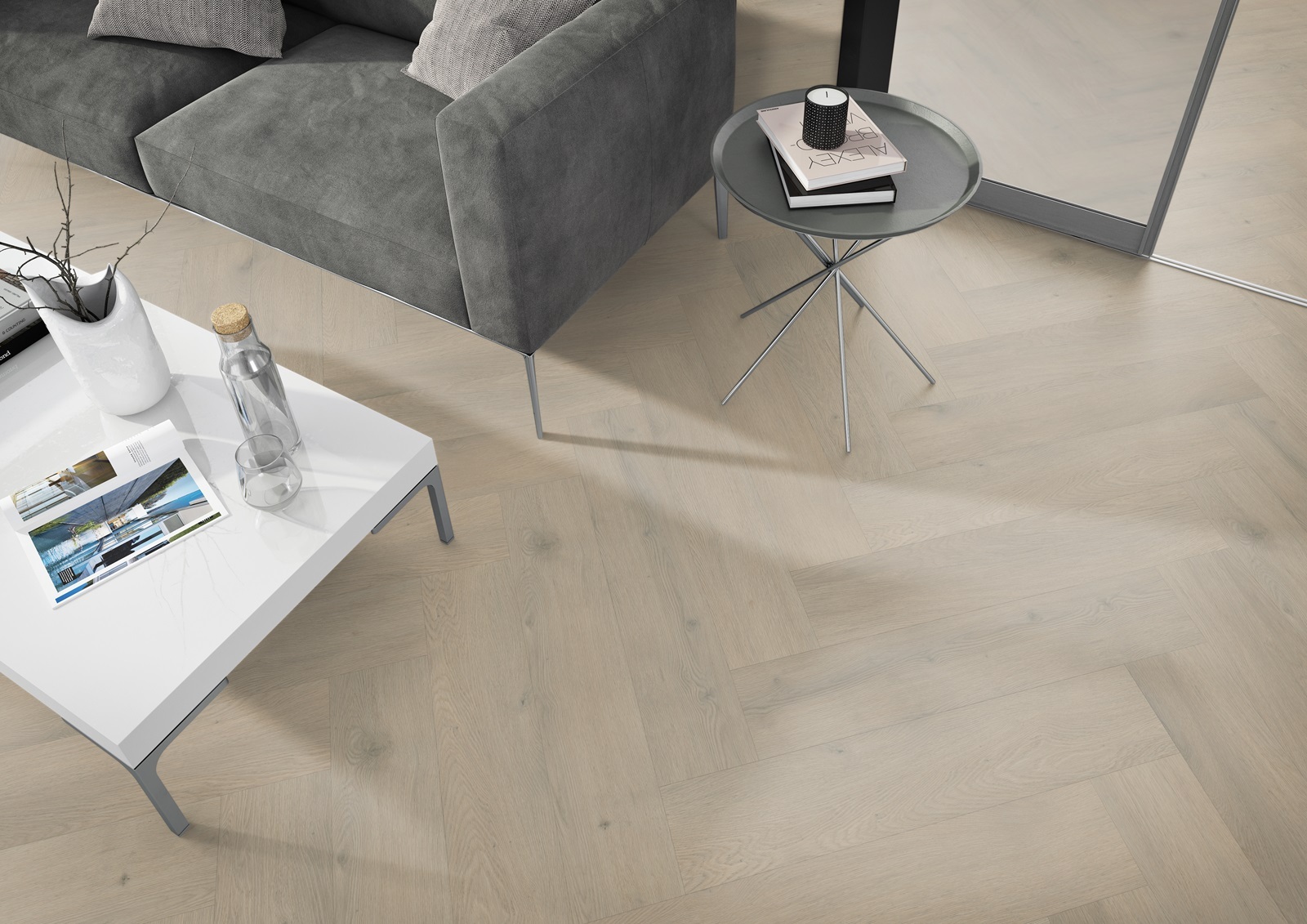 Sfeerbeeld in woonkamer met Belakos Attico Visgraat XL 85 plak PVC vloer