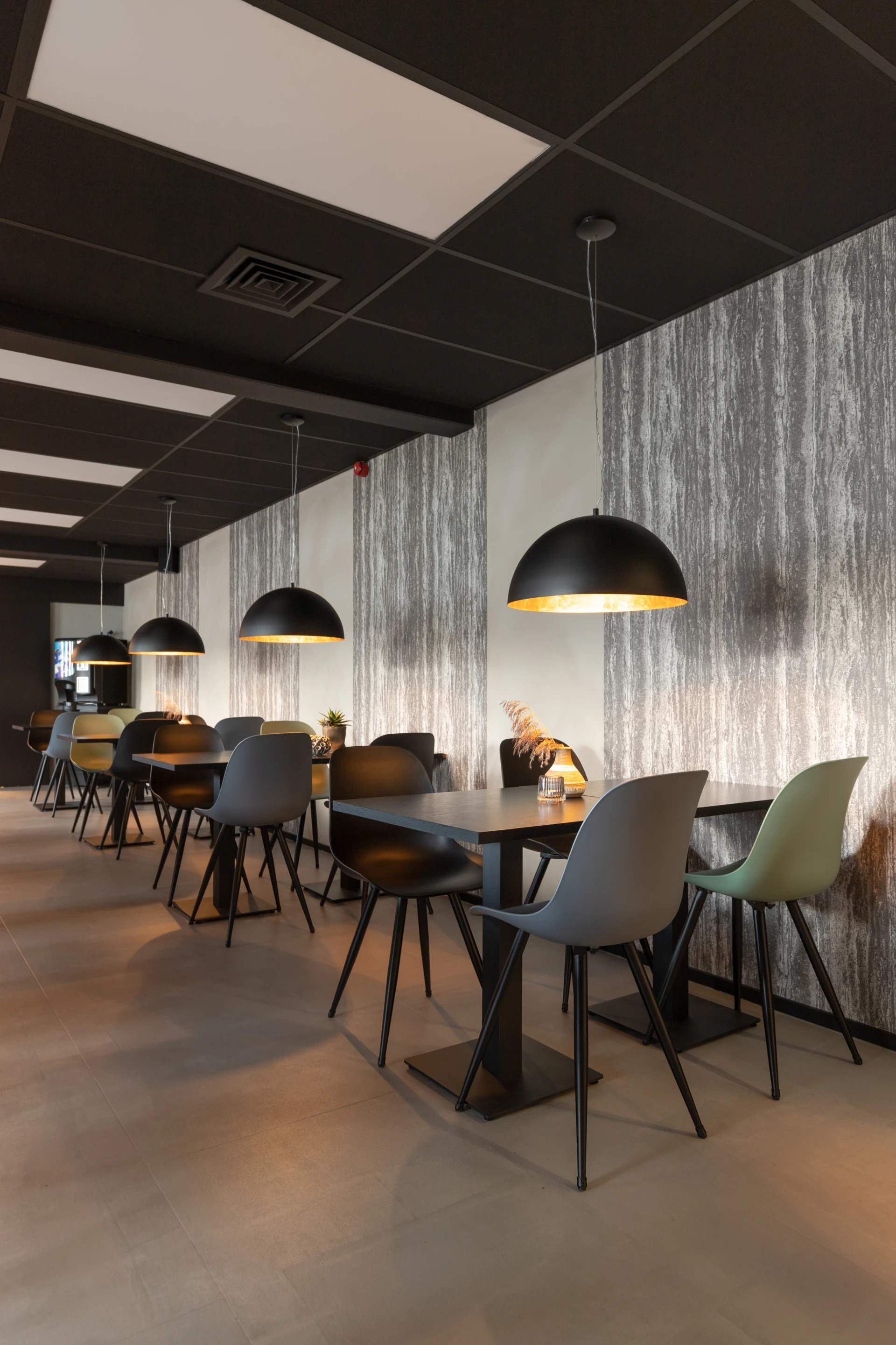 Sfeerbeeld in woonkamer met Therdex Stone Tegels 10052 plak PVC vloer