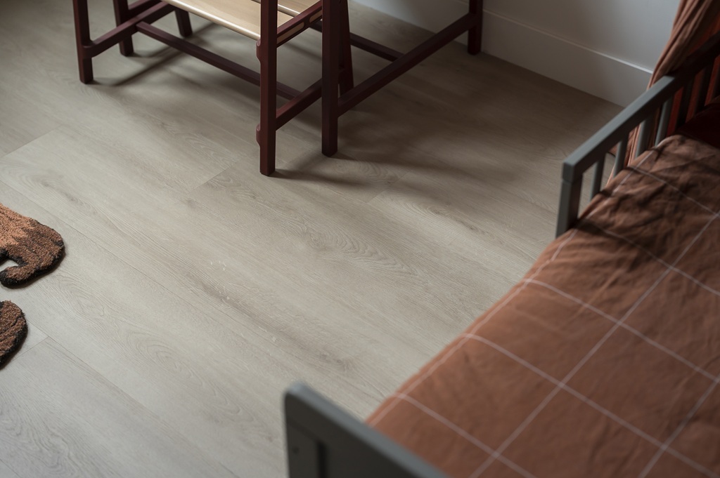 Hebeta Clermont 54823 Close-up van houtdessin variant PVC plank plak pvc met natuurlijke tekening