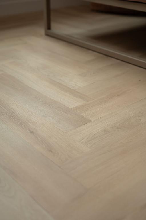 Close-up van het houtdessin van Clermont Visgraat met matte toplaag en natuurgetrouwe tekening