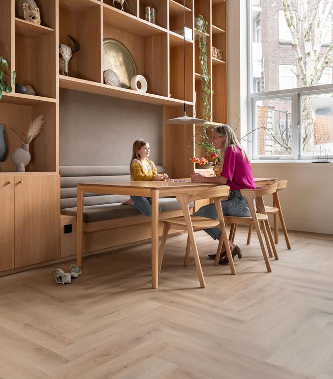 Hebeta Clermont Visgraat 77822 Close-up van houtdessin variant visgraat plak pvc met verfijnde afwerking