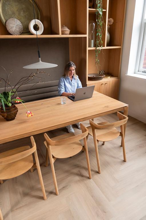 Hebeta Clermont Visgraat 77822 Close-up van houtdessin variant visgraat plak pvc lichte kleurtoon