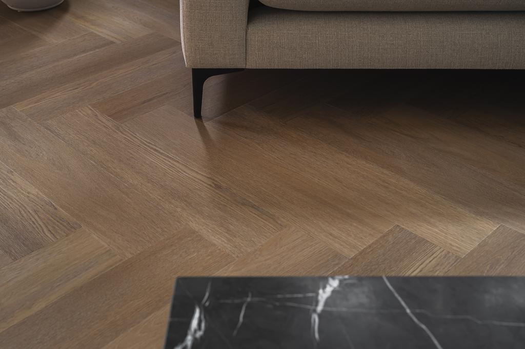 Kleurdetail van Therdex Herringbone Premier 7585 plak PVC vloer – houtdessin close-up