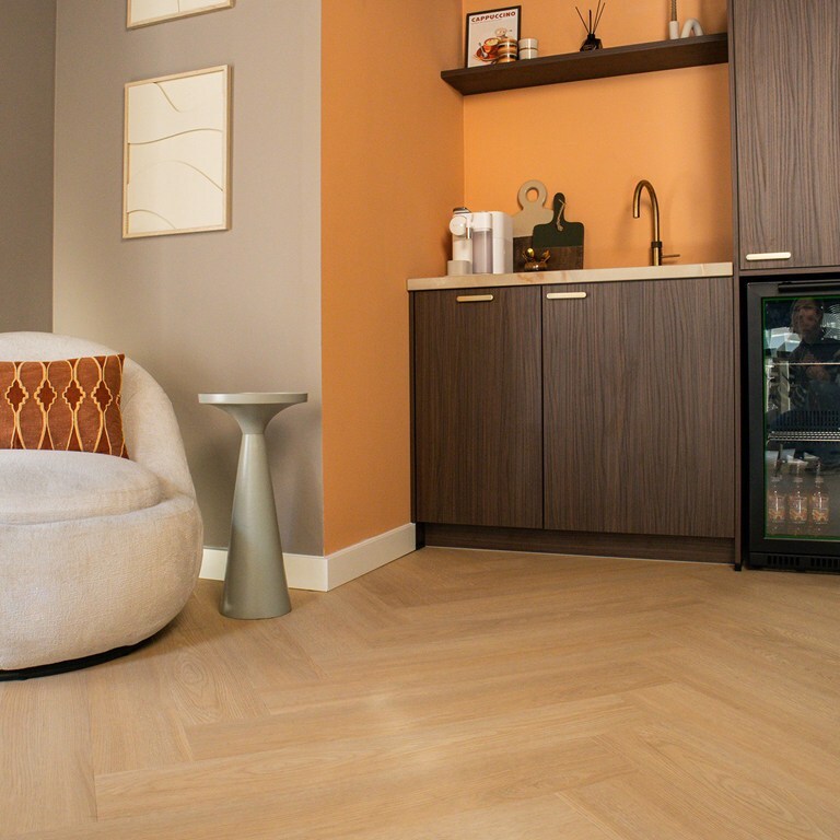 sfeerfoto Walvisgraat walvisgraat plak pvc in woonkamer SKU 8510VW