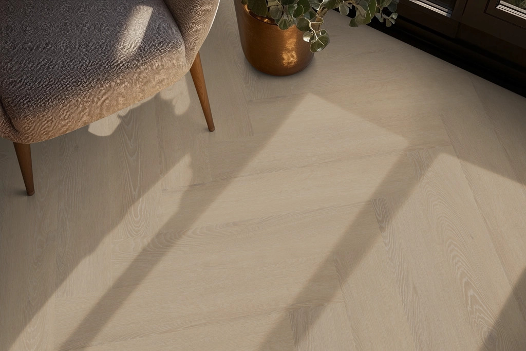 Sfeerbeeld in woonkamer met Belakos Cervo Visgraat XL 21 plak PVC vloer