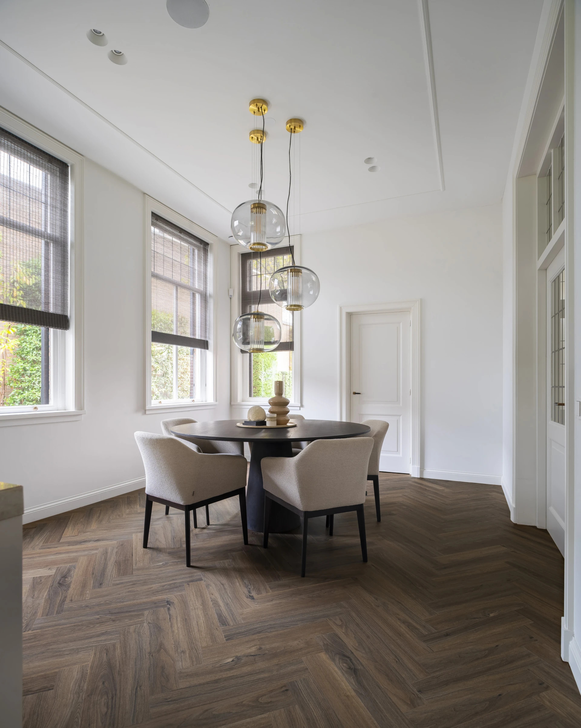 Therdex Walnut 6051 visgraat plak pvc in woonkamer sfeerfoto