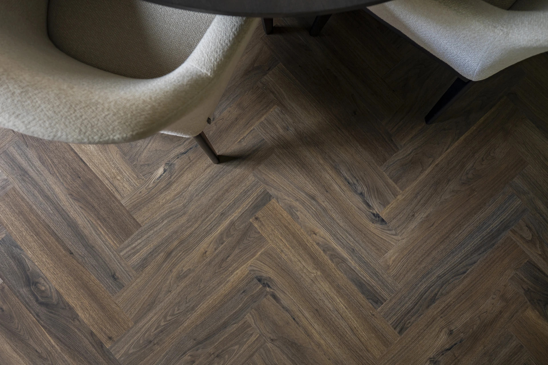 Sfeerfoto Walnut C6051 in woonkamer, click pvc visgraat 