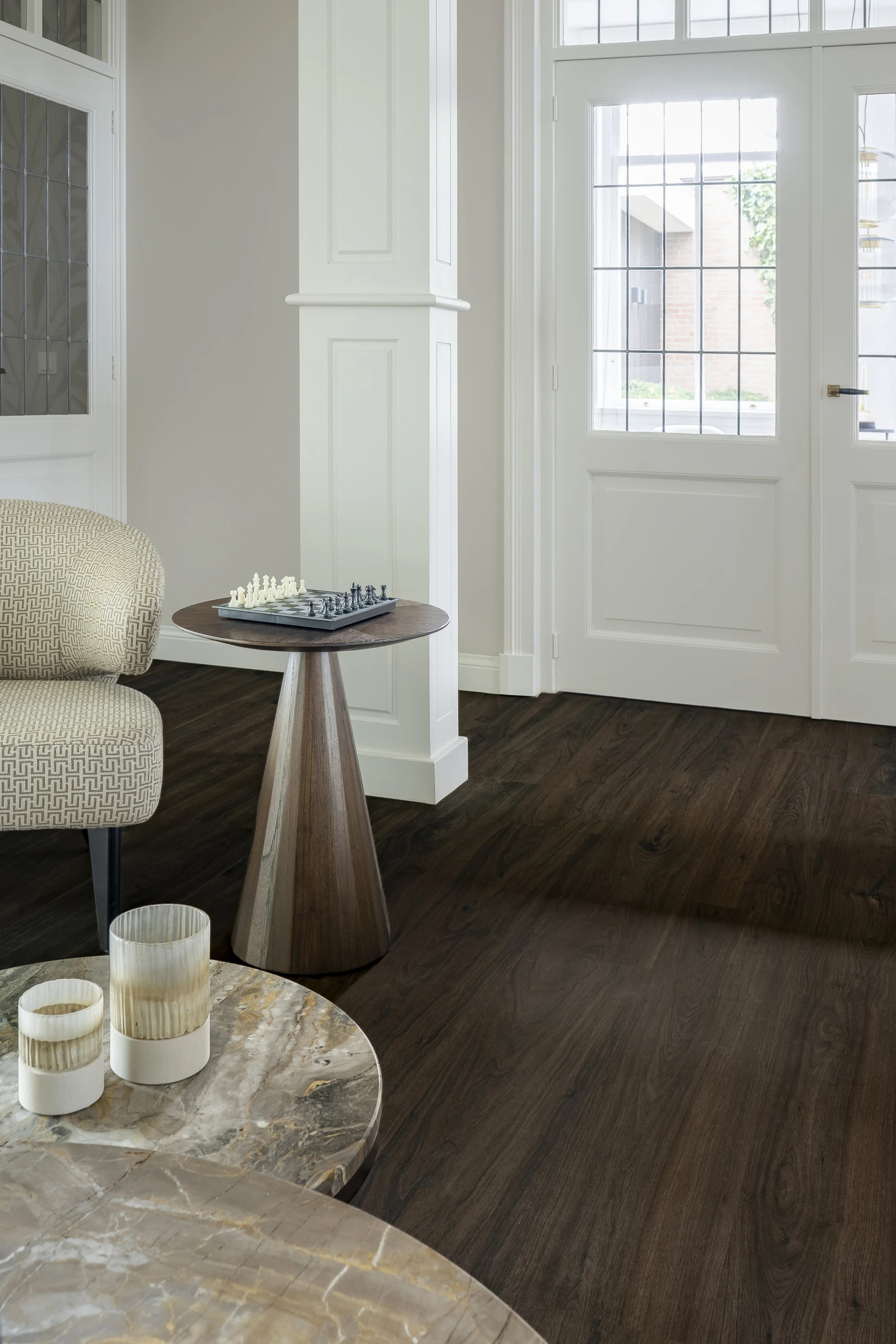 Therdex Walnut 12053 variant PVC plank plak pvc in woonkamer sfeerfoto