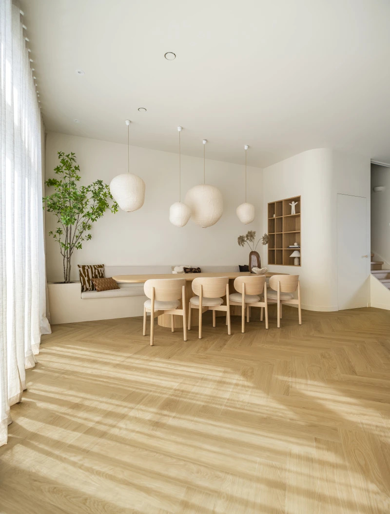 Therdex Classic C7523 variant visgraat click pvc in woonkamer sfeerfoto