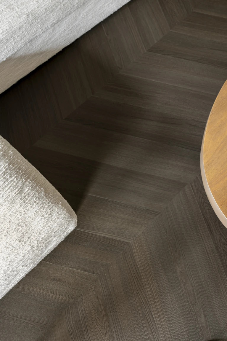 Therdex Select 6535 variant Hongaarse punt plak pvc in woonkamer sfeerfoto