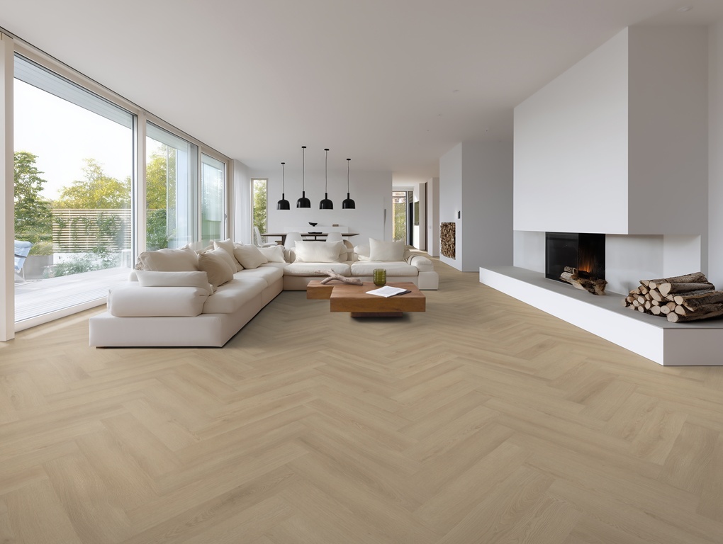 Belakos Puro Visgraat XL 45 click PVC gelegd in een eigentijdse woonkamer met zachte houttinten