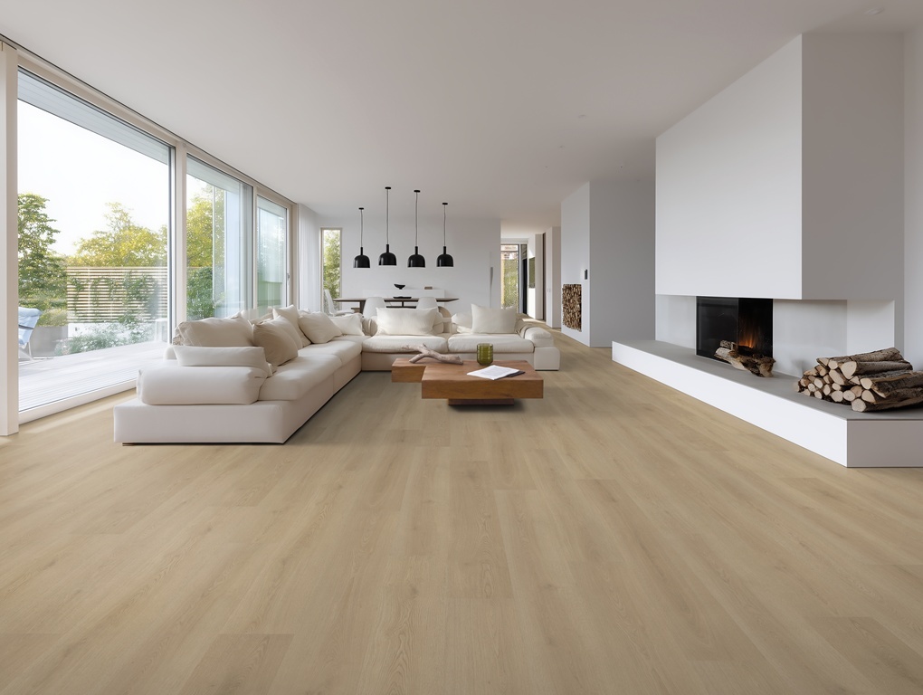Belakos Puro 450 plak PVC plank gelegd in een eigentijdse woonkamer met zachte houttinten