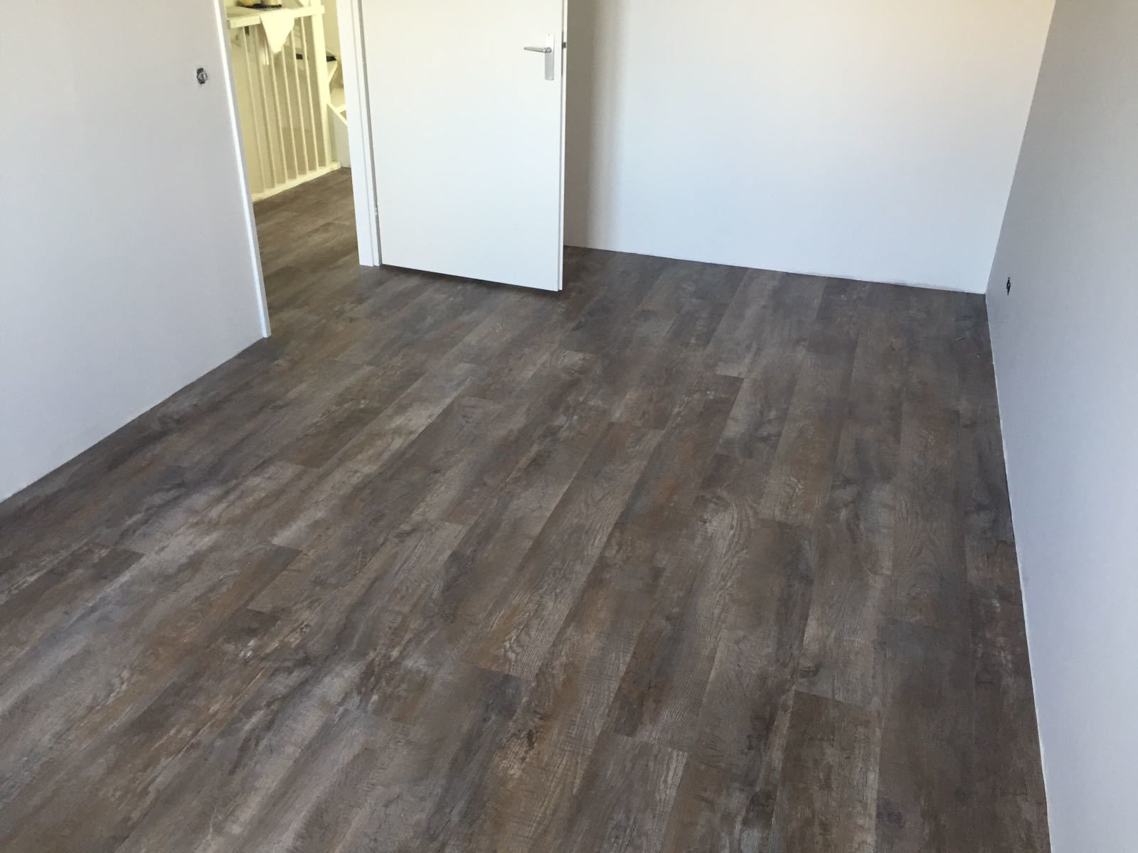 Moduleo Roots Country Oak-32 24958 Close-up van houtdessin variant PVC plank plak pvc met natuurlijke tekening