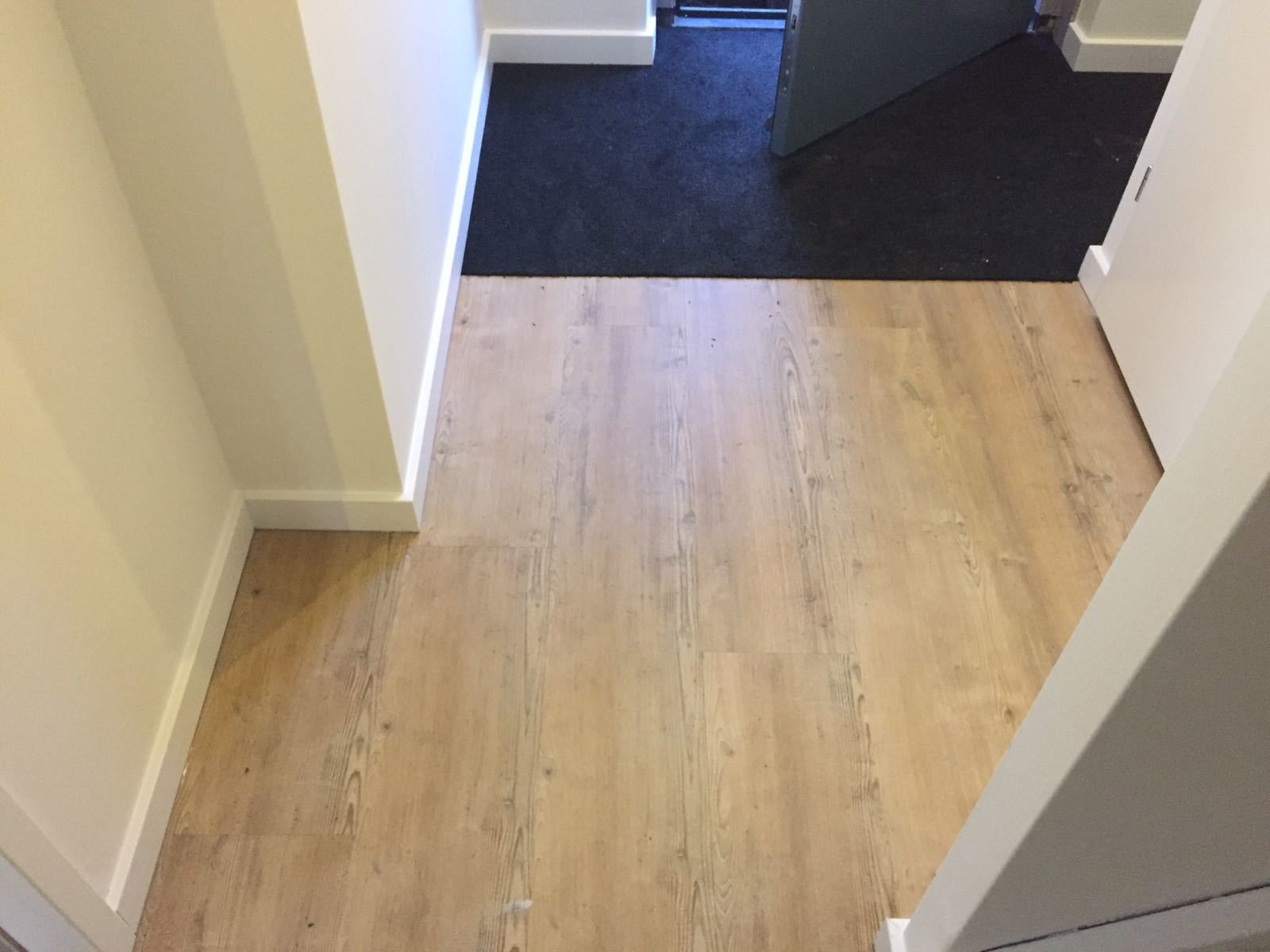 VivaFloors Naaldhout 4203 Close-up van houtdessin variant PVC plank plak pvc met natuurlijke tekening