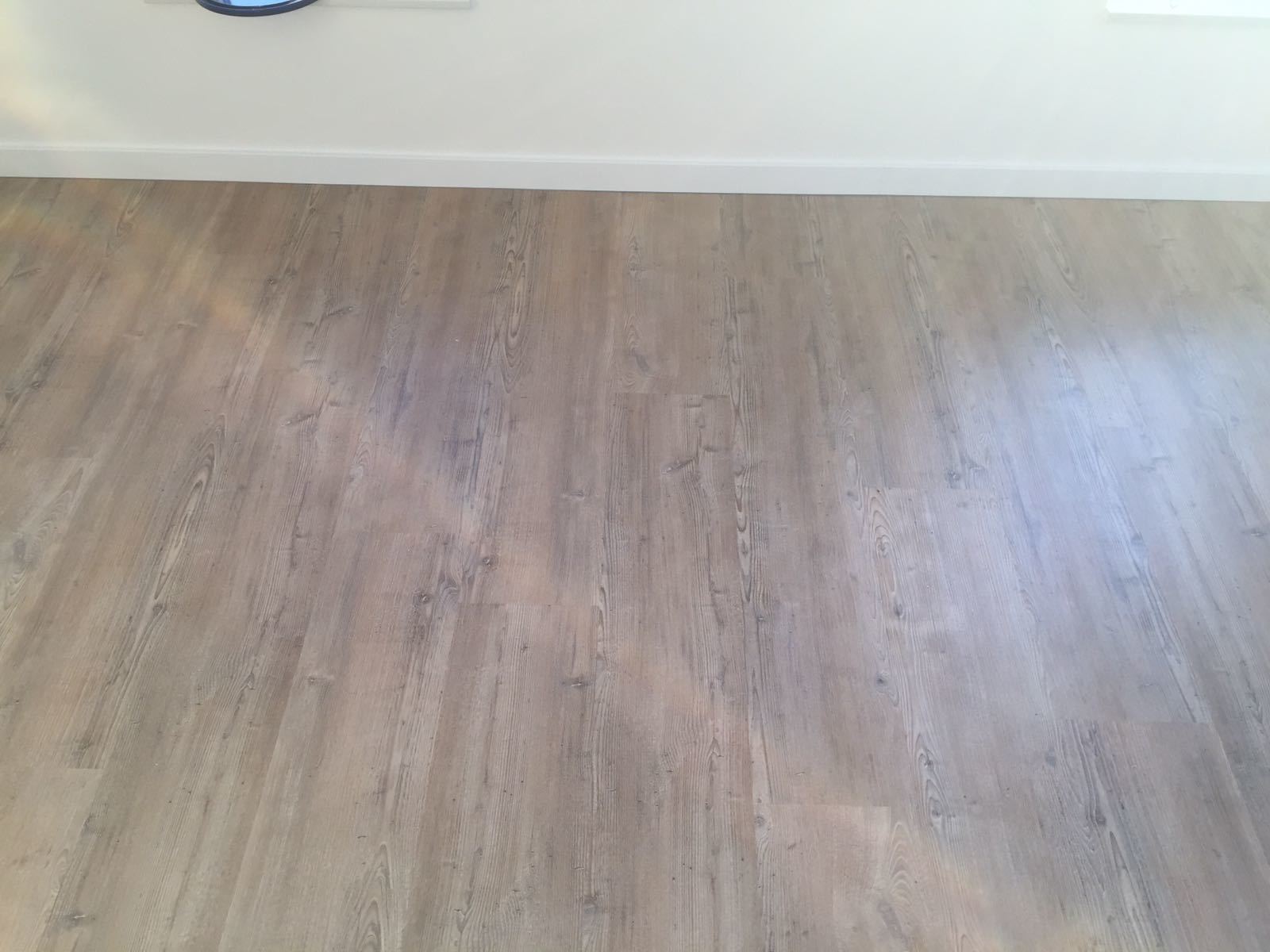 VivaFloors Naaldhout 4203 Close-up van houtdessin variant PVC plank plak pvc met verfijnde afwerking