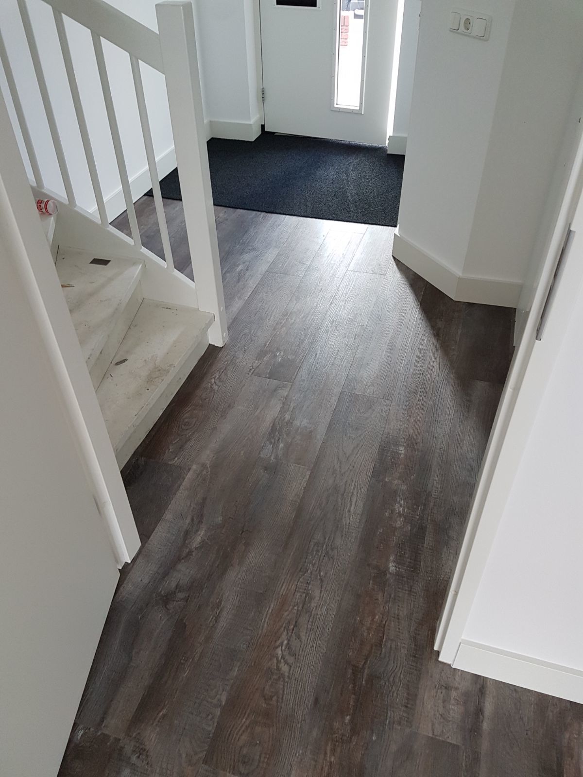 sfeerfoto Roots Country Oak-32 PVC plank plak pvc in woonkamer SKU 24958