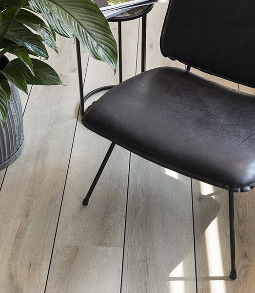 VivaFloors Eiken 6820 Close-up van houtdessin variant PVC plank plak pvc met natuurlijke tekening