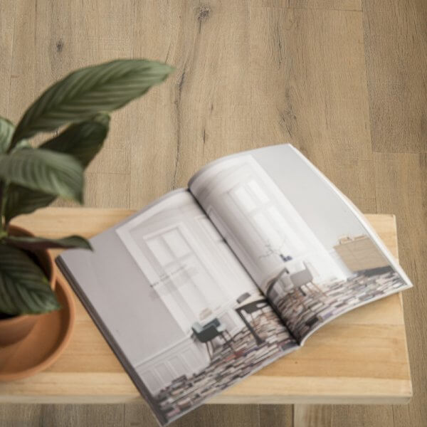 VivaFloors Eiken Click 6850 Detail van de structuur variant PVC plank click pvc met subtiele nerf warmteweerstand 0052 m²K/W