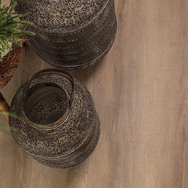 VivaFloors Eiken Click 6810 Detail van de structuur variant PVC plank click pvc met subtiele nerf warmteweerstand 0052 m²K/W