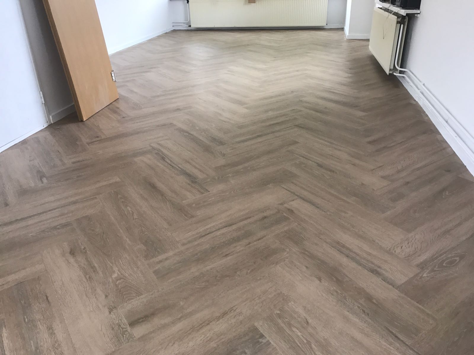 VivaFloors Visgraat 6840V Close-up van houtdessin variant visgraat plak pvc met natuurlijke tekening