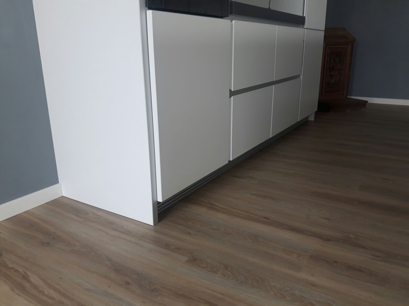 Moduleo Roots Blackjack Oak 22220 Afwerking en randdetail variant PVC plank plak pvc met subtiele v-groef