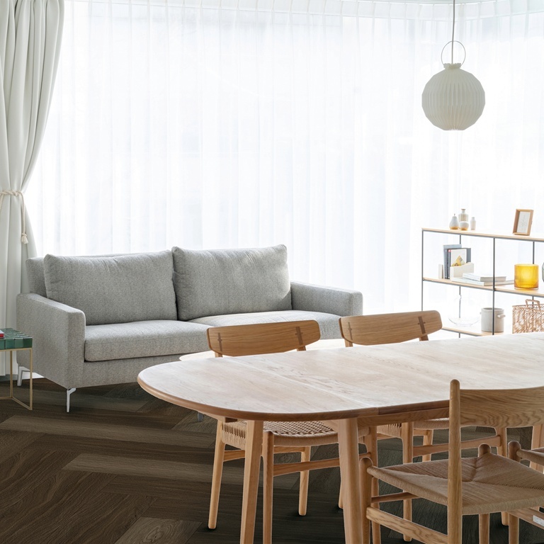 Bodiax Aringa Velvet Espresso visgraat plak PVC als vloer in een interieur