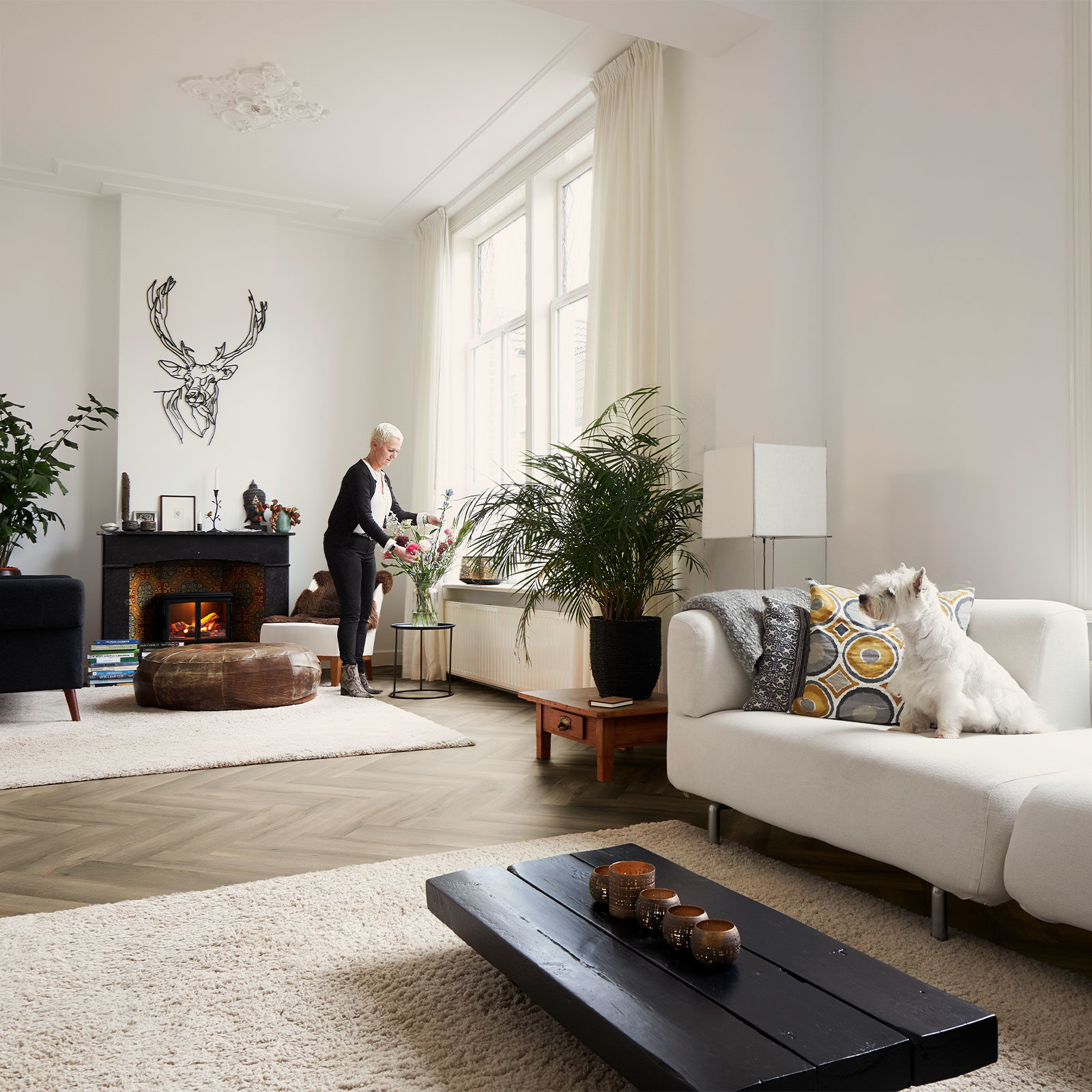 sfeerfoto van visgraat 6810 in woonkamer met rustige houtdessin