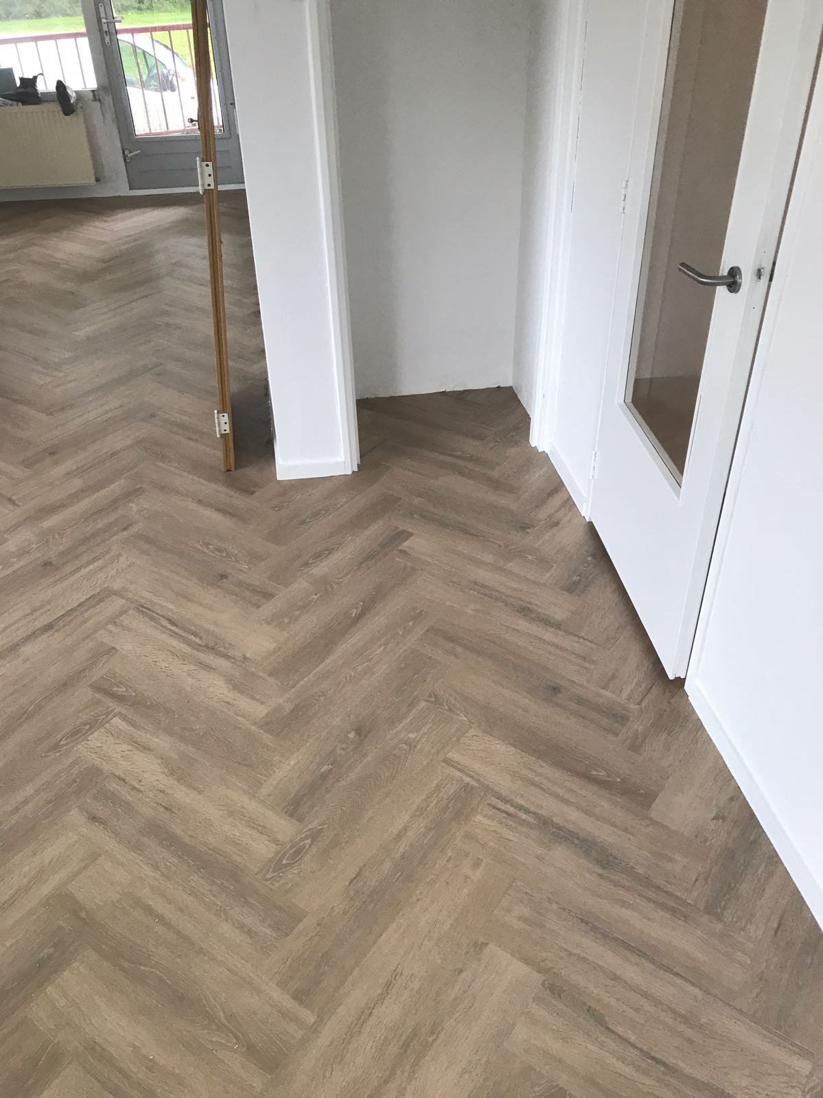 Legpatroon van visgraat en afwerking met strak randdetail