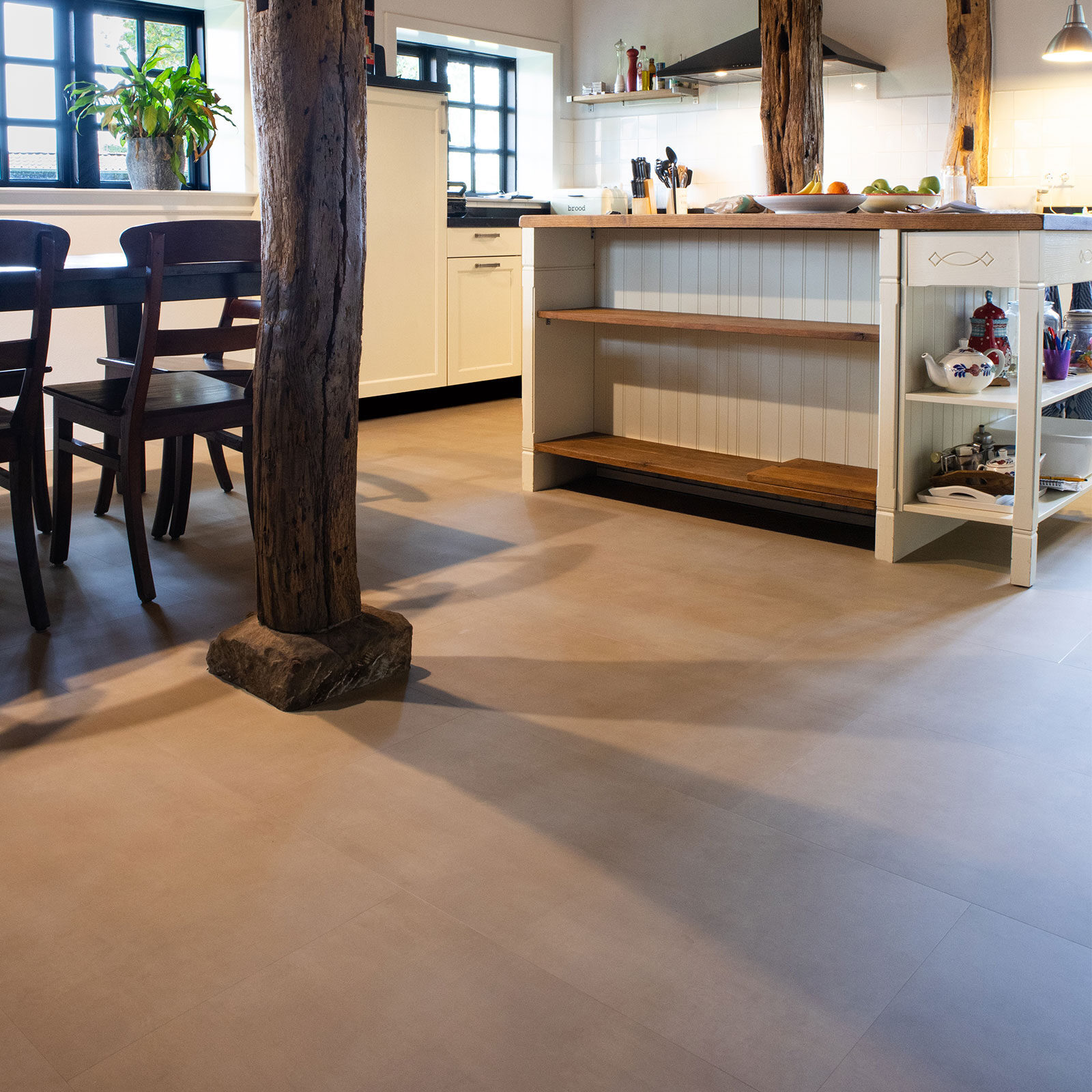 VivaFloors Matera Warm Beige 1420 plak PVC tegel gelegd in een warm ingericht interieur