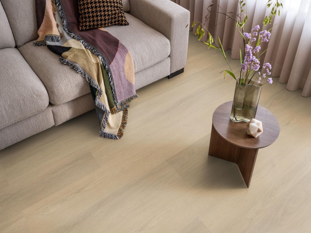 Ambiant Viranto 9040.6504.19 Close-up van houtdessin Warm Beige PVC plank plak pvc met verfijnde afwerking