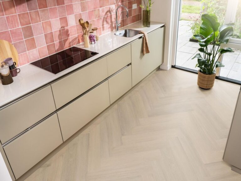 Ambiant Spigato Viranto Visgraat 9030.1504.19 Kleur en structuur Warm Beige visgraat plak pvc met rustige kleurtoon
