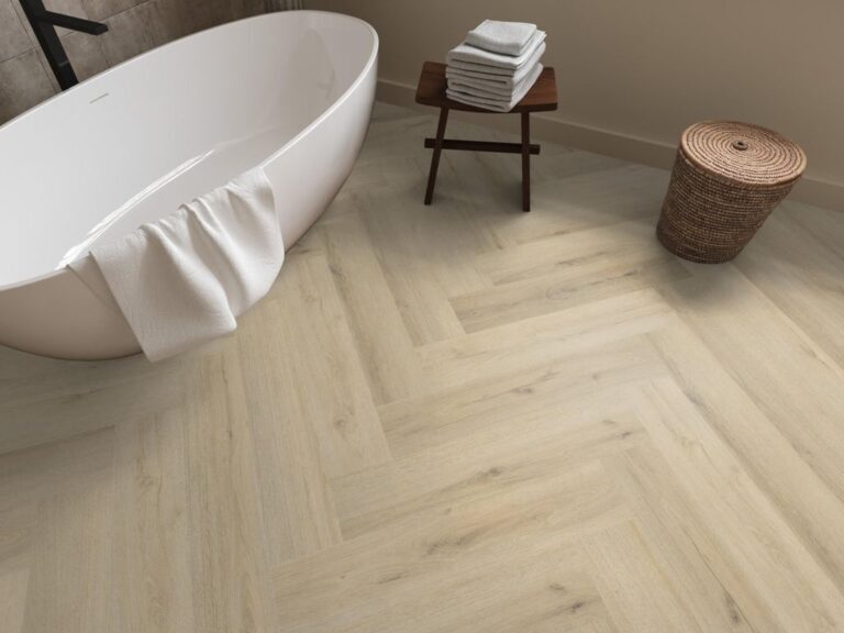 Ambiant Spigato XL Valento Visgraat 6080.1011.19 Warm Beige visgraat plak pvc in woonkamer sfeerfoto