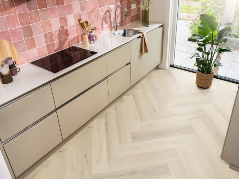 Ambiant Spigato XL Valento Visgraat 6080.1011.19 Close-up van houtdessin Warm Beige visgraat plak pvc met verfijnde afwerking