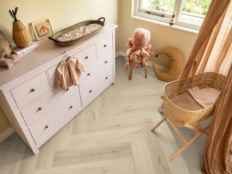Ambiant Spigato XL Valento Visgraat 6080.1011.19 Kleur en structuur Warm Beige visgraat plak pvc met rustige kleurtoon